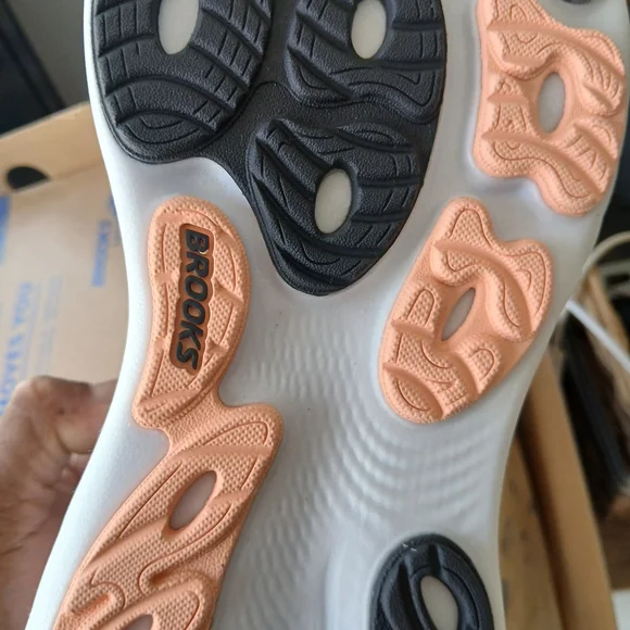 Brooks Women's Gray Running Shoes - Picture 14 of 14